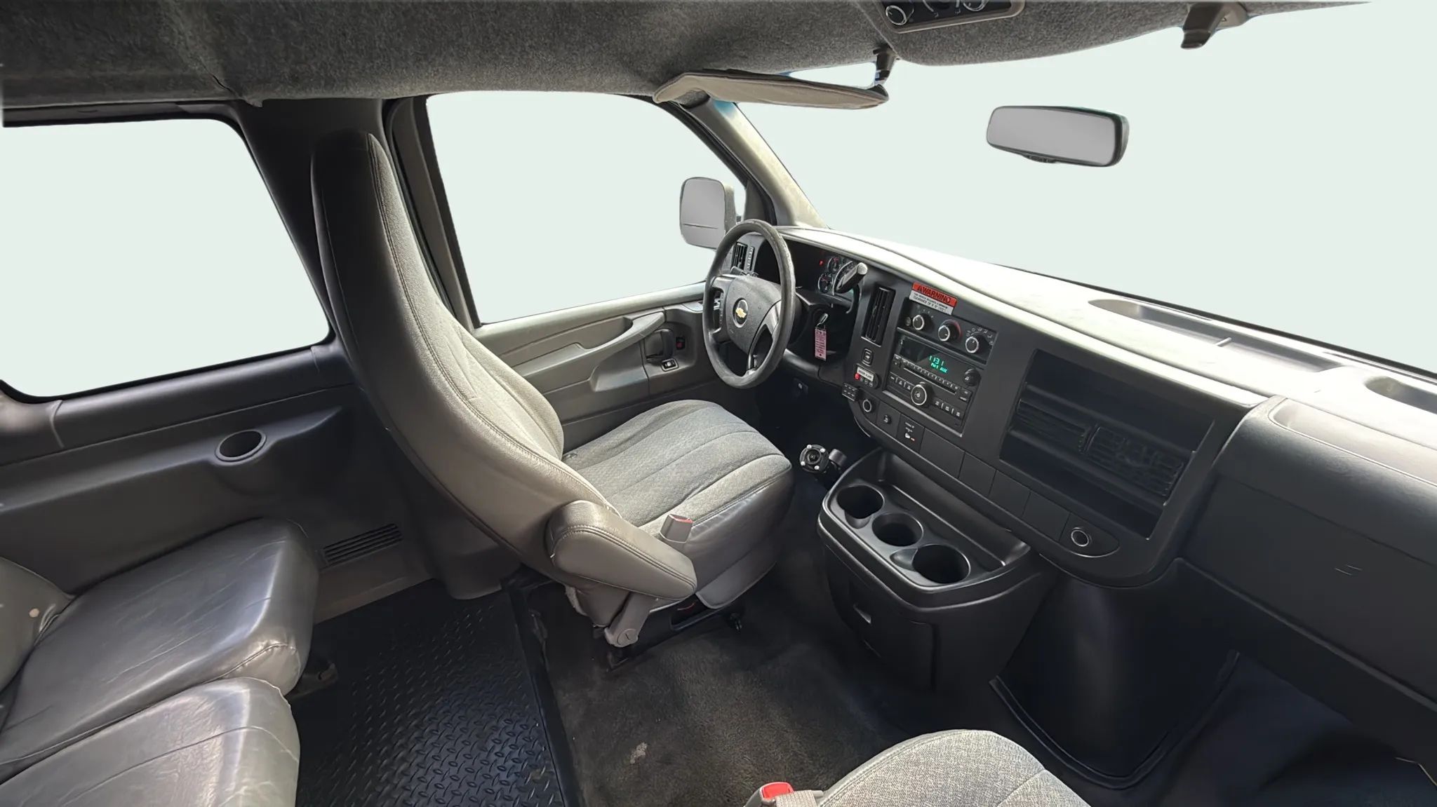 2010 Chevrolet Express LS - Photo 9