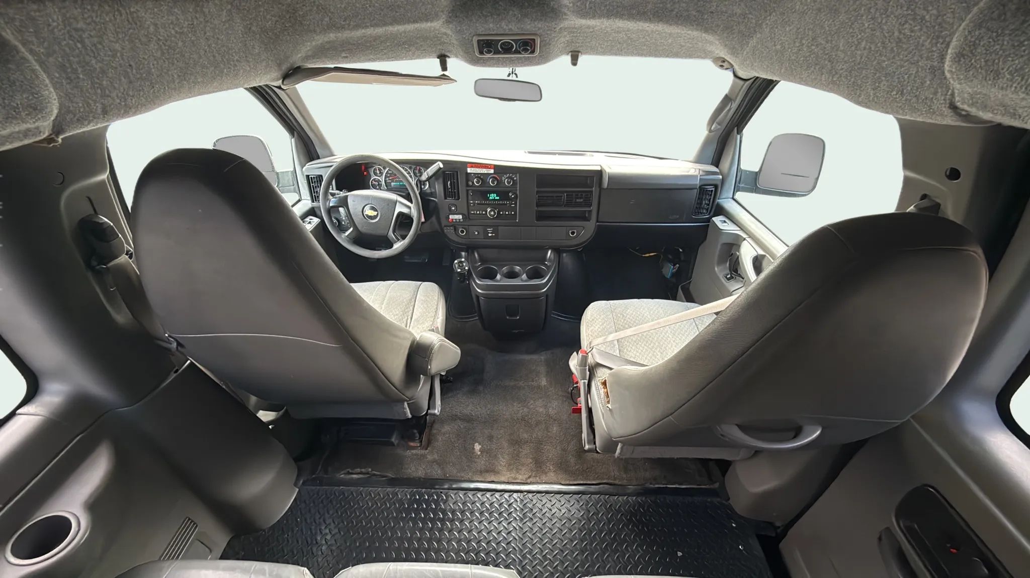 2010 Chevrolet Express LS - Photo 11